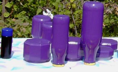 Streichen von Flaschen mit violetter Farbe
